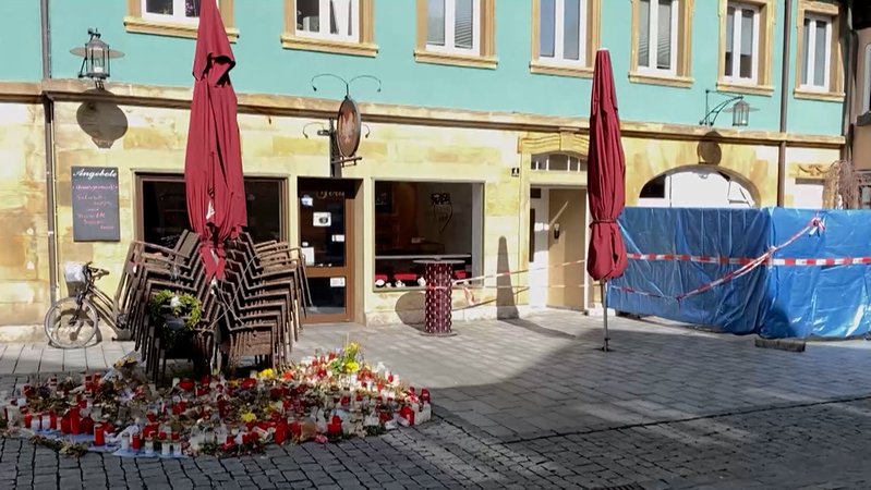 Tatort mit Blumen in Gedenken an das Opfer. | Bild: BR Tatort mit Blumen in Gedenken an das Opfer.