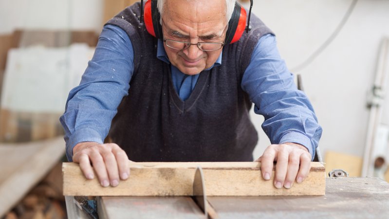 Ein älterer Herr arbeitet an einer Werkbank | Bild: stock.adobe.com/contrastwerkstatt Ein älterer Herr arbeitet an einer Werkbank