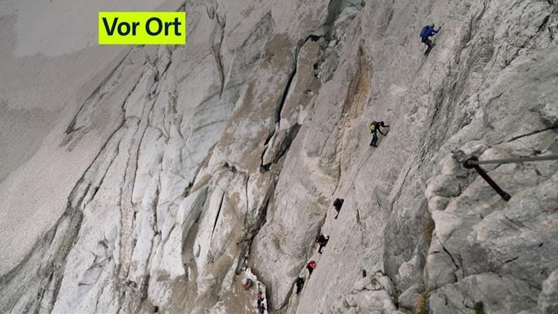 Blick auf den Klettersteig oberhalb des Gletschers Höllentalferner auf dem Weg zum Zugspitzgipfel | Bild: Bayerischer Rundfunk 2025 Blick auf den Klettersteig oberhalb des Gletschers Höllentalferner auf dem Weg zum Zugspitzgipfel