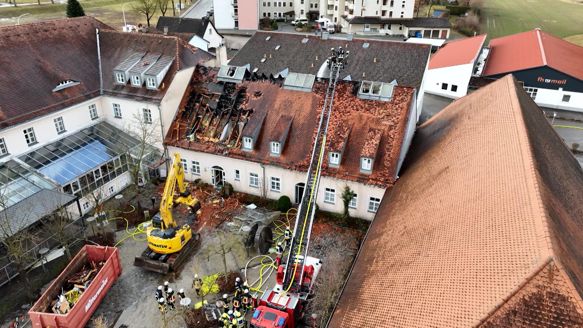 Großeinsatz der Rettungskräfte in Mengkofen: In einem Gasthof mit Hotel brach ein Feuer aus.