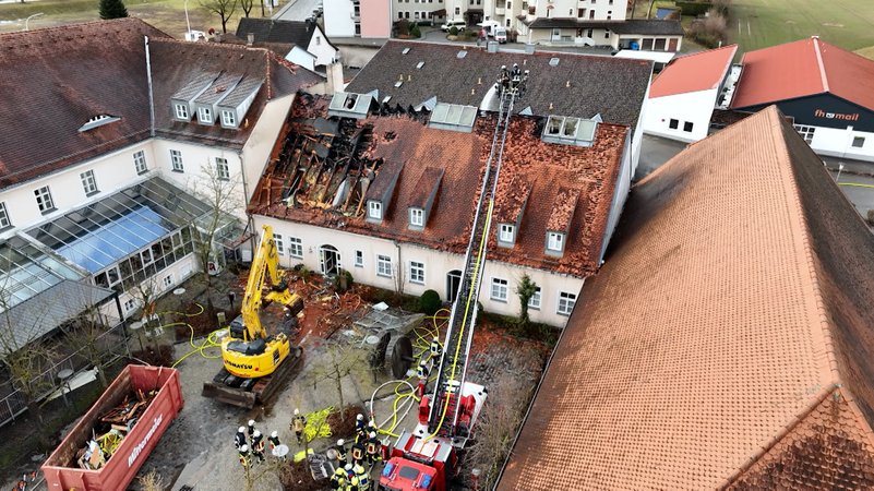 Großeinsatz der Rettungskräfte in Mengkofen: In einem Gasthof mit Hotel brach ein Feuer aus. | Bild: BR Großeinsatz der Rettungskräfte in Mengkofen: In einem Gasthof mit Hotel brach ein Feuer aus.