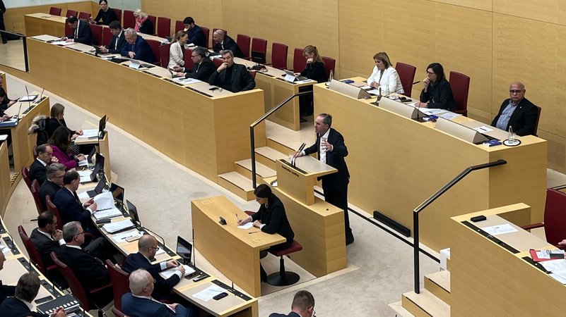 Wirtschaftsminister Hubert Aiwanger im Landtag | Bild: BR, Petr Jerabek Wirtschaftsminister Hubert Aiwanger im Landtag