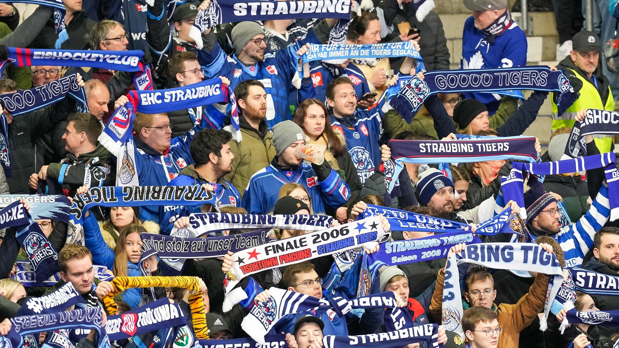 Eishockey-Fans halten Schals in die Höhe