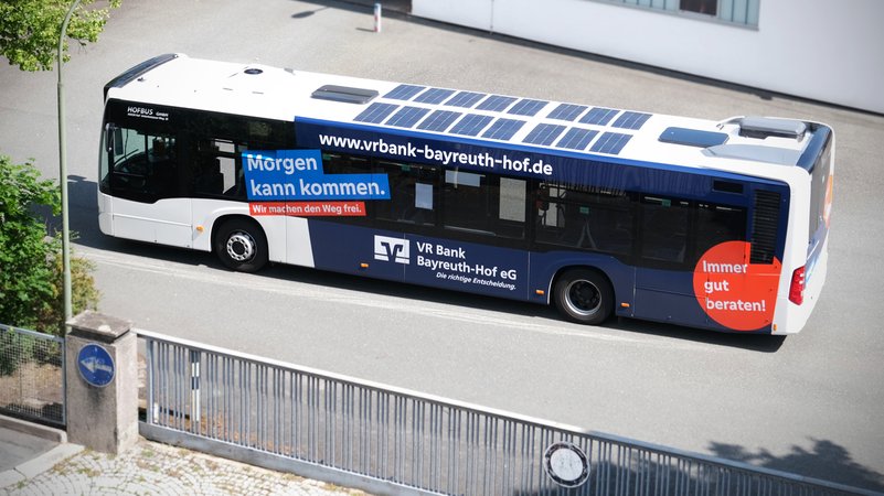 Ein Stadtbus mit Solarmodulen steht in Hof.