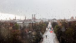 Symbolbild: 21.03.2024: Finstere Regenwolken sind über der Altstadt der bayerischen Landeshauptstadt München durch eine verregnete Fensterscheibe zu sehen.  | Bild:picture alliance/dpa/Matthias Balk