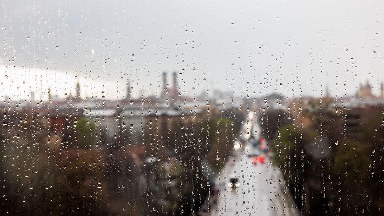 Symbolbild: 21.03.2024: Finstere Regenwolken sind über der Altstadt der bayerischen Landeshauptstadt München durch eine verregnete Fensterscheibe zu sehen.  | Bild:picture alliance/dpa/Matthias Balk