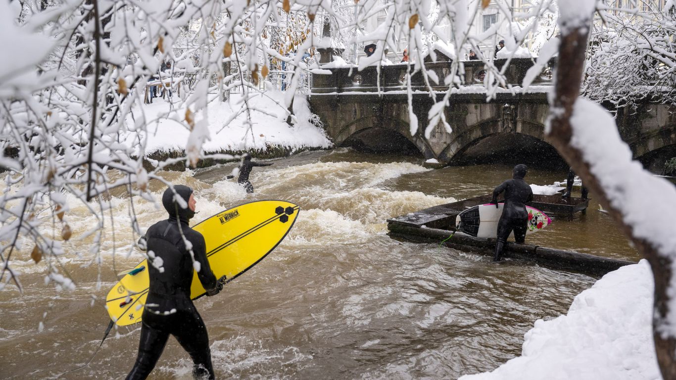 Auch von Minusgraden lassen sich die Surfer an der  Münchener Eisbachwelle nicht abschrecken