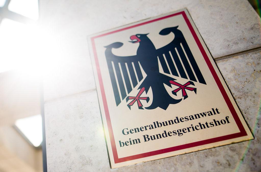 ARCHIV - 17.06.2019, Baden-Württemberg, Karlsruhe: «Generalbundesanwalt beim Bundesgerichtshof» steht auf einem Schild am Eingang zum Gebäude der Bundesanwaltschaft. (zu dpa: «Generalbundesanwalt: Leben in unruhigen Zeiten») Foto: Christoph Schmidt/dpa +++ dpa-Bildfunk +++