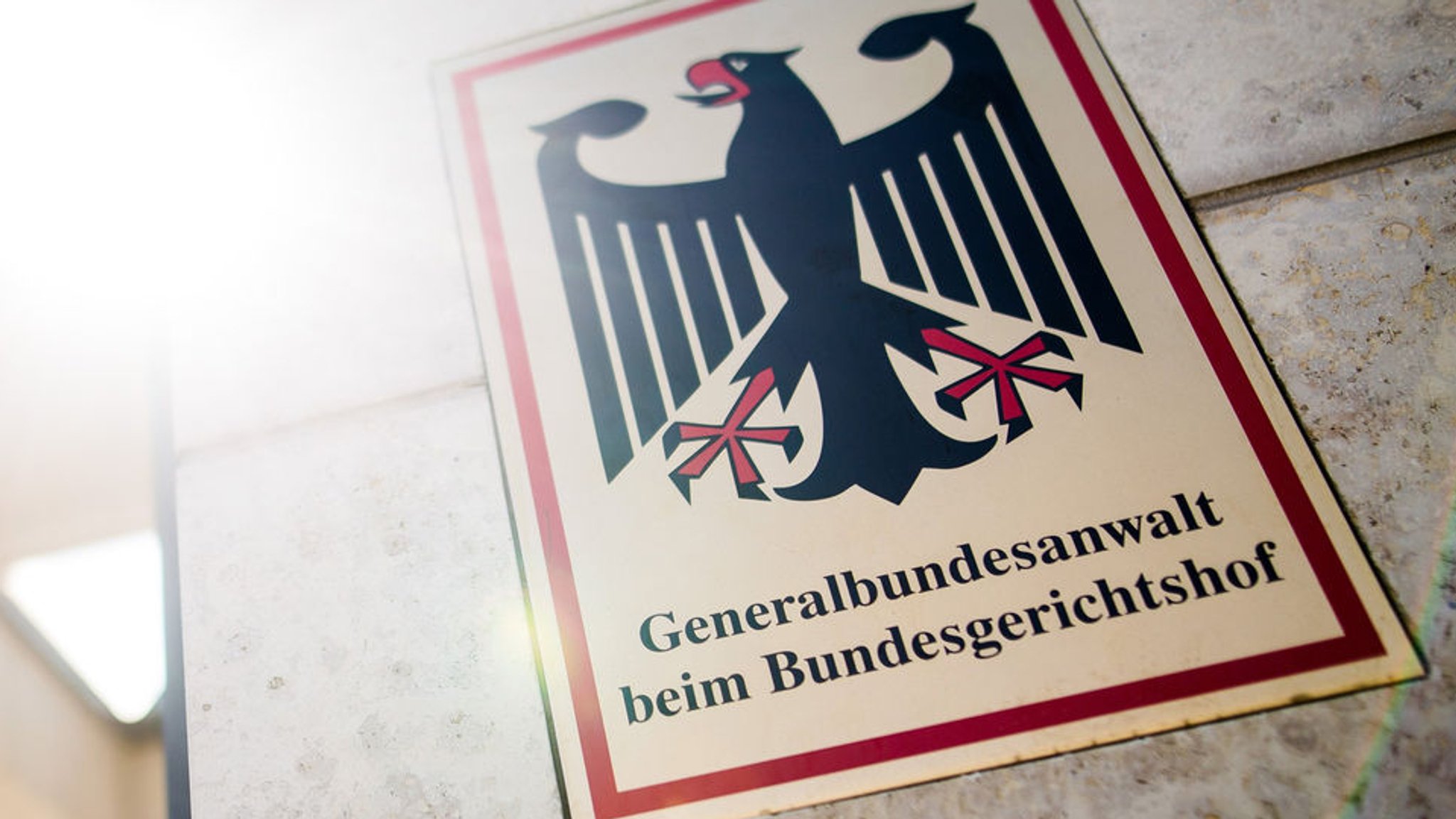 ARCHIV - 17.06.2019, Baden-Württemberg, Karlsruhe: «Generalbundesanwalt beim Bundesgerichtshof» steht auf einem Schild am Eingang zum Gebäude der Bundesanwaltschaft. (zu dpa: «Generalbundesanwalt: Leben in unruhigen Zeiten») Foto: Christoph Schmidt/dpa +++ dpa-Bildfunk +++