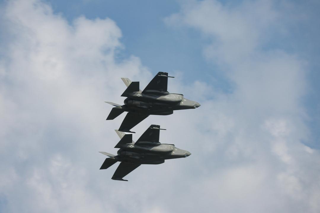 Symbolbild Militär in Polen - ARCHIV (ARCHIV - 15.08.2024) Polen, Warschau: US-Kampfjets vom Typ F-35 nehmen an der Militärparade anlässlich des Tages der polnischen Streitkräfte teil. 