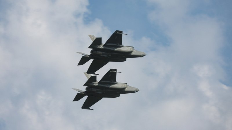 Symbolbild Militär in Polen - ARCHIV (ARCHIV - 15.08.2024) Polen, Warschau: US-Kampfjets vom Typ F-35 nehmen an der Militärparade anlässlich des Tages der polnischen Streitkräfte teil. | Bild: dpa-Bildfunk/Leszek Szymanski Symbolbild Militär in Polen - ARCHIV (ARCHIV - 15.08.2024) Polen, Warschau: US-Kampfjets vom Typ F-35 nehmen an der Militärparade anlässlich des Tages der polnischen Streitkräfte teil.