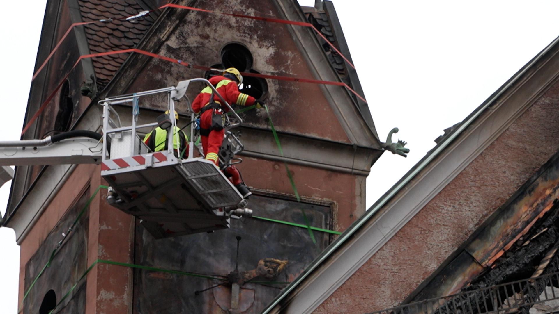 Nach dem Brand im Münchner Seniorenheim Vincentinum an Heiligabend droht jetzt ein Sturm, den historischen Turm weiter zu beschädigen. Die Feuerwehr war vor Ort, um an dem durch den Brand geschädigten Gebäudeteil Sicherungsarbeiten durchzuführen.