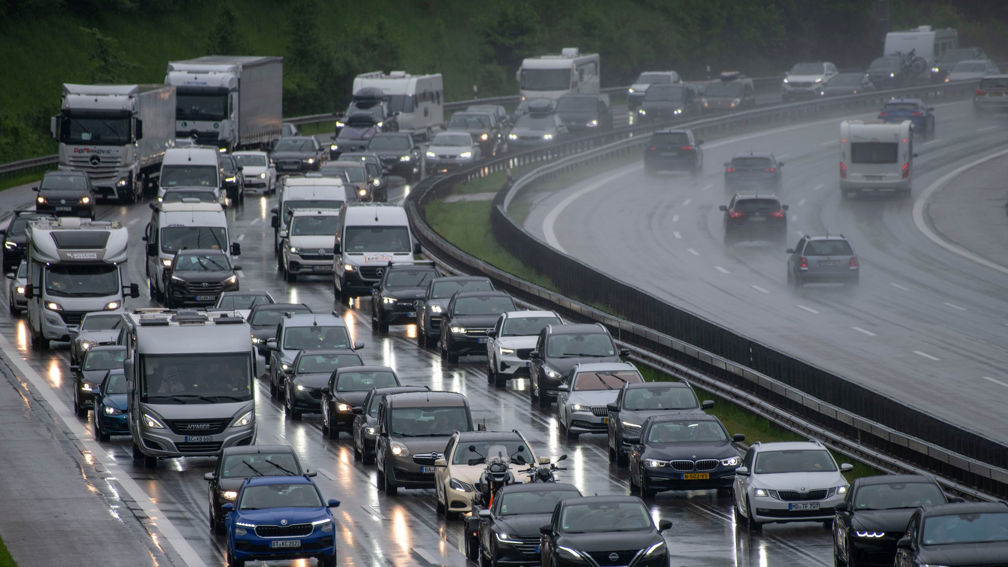 (Symbolbild) Stau am Irschenberg auf regennasser Fahrbahn. | Bild: picture alliance/dpa | Stefan Puchner (Symbolbild) Stau am Irschenberg auf regennasser Fahrbahn.