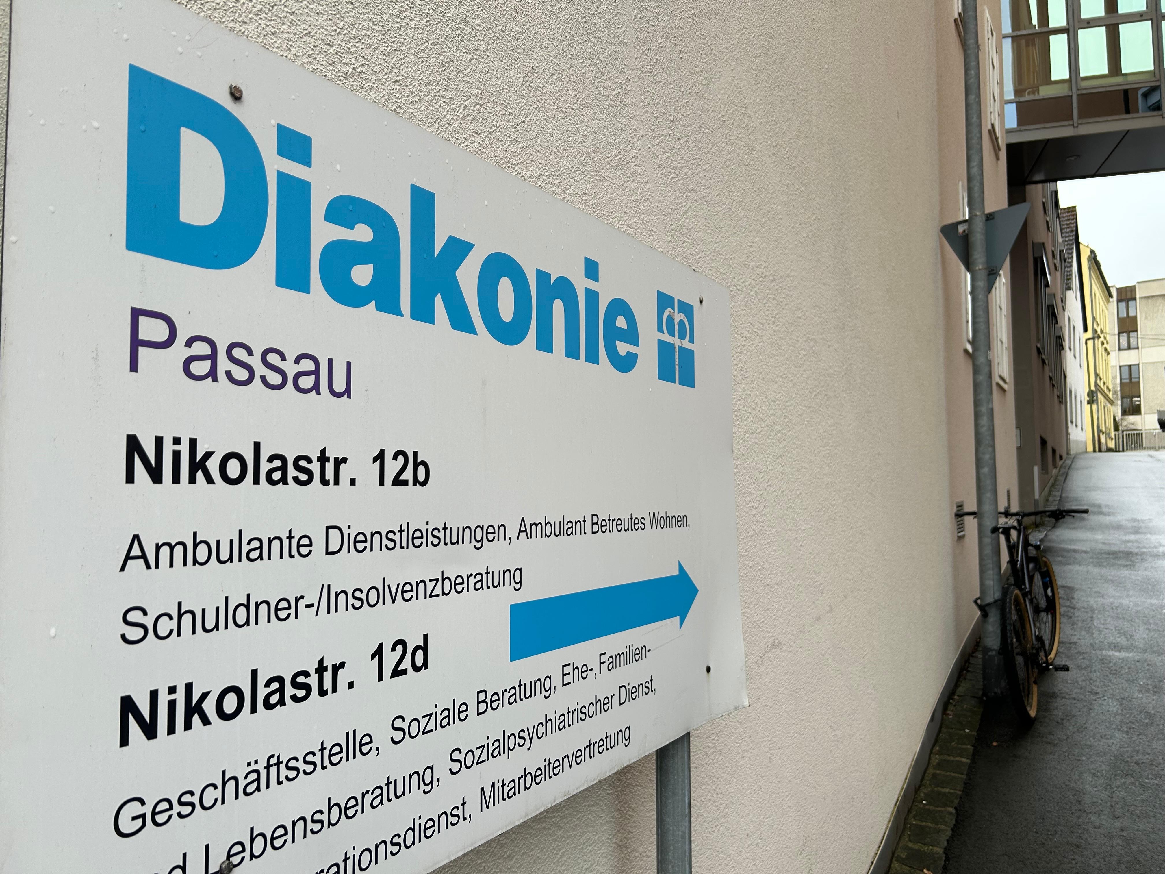Ein Schild mit dem Hinweis auf die Diakonie in Passau