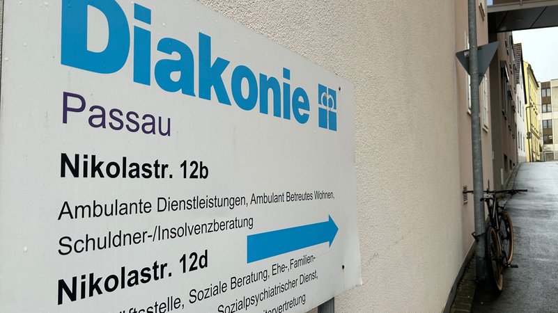 Ein Schild mit dem Hinweis auf die Diakonie in Passau | Bild: BR/Katharina Häringer Ein Schild mit dem Hinweis auf die Diakonie in Passau