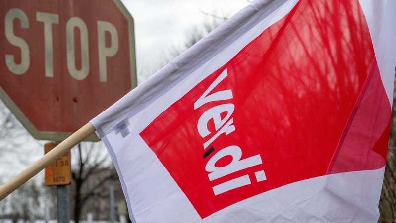 Eine Flagge der Gewerkschaft Verdi weht vor einem Stoppschild in Augsburg. | Bild: dpa-Bildfunk/Stefan Puchner Eine Flagge der Gewerkschaft Verdi weht vor einem Stoppschild in Augsburg.