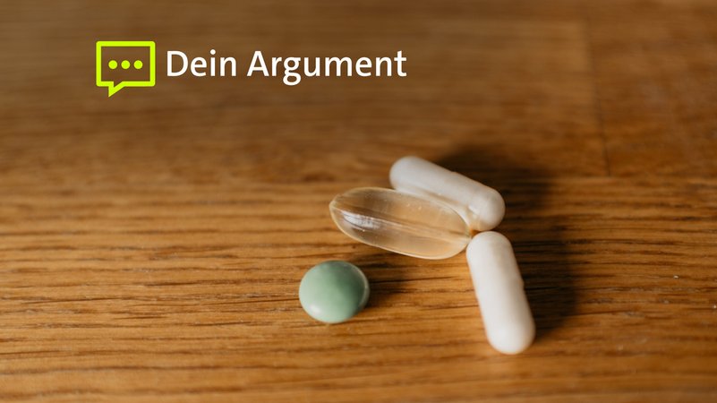 Verschiedene Pillen liegen auf einem Tisch. | Bild: BR/Lisa Hinder Verschiedene Pillen liegen auf einem Tisch.