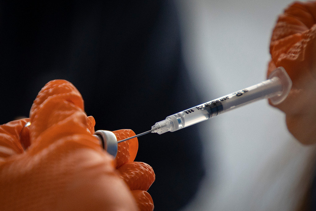 Eine Dosis Corona-Impfstoff wird im ecuadorianischen Quito auf eine Spritze aufgezogen. 