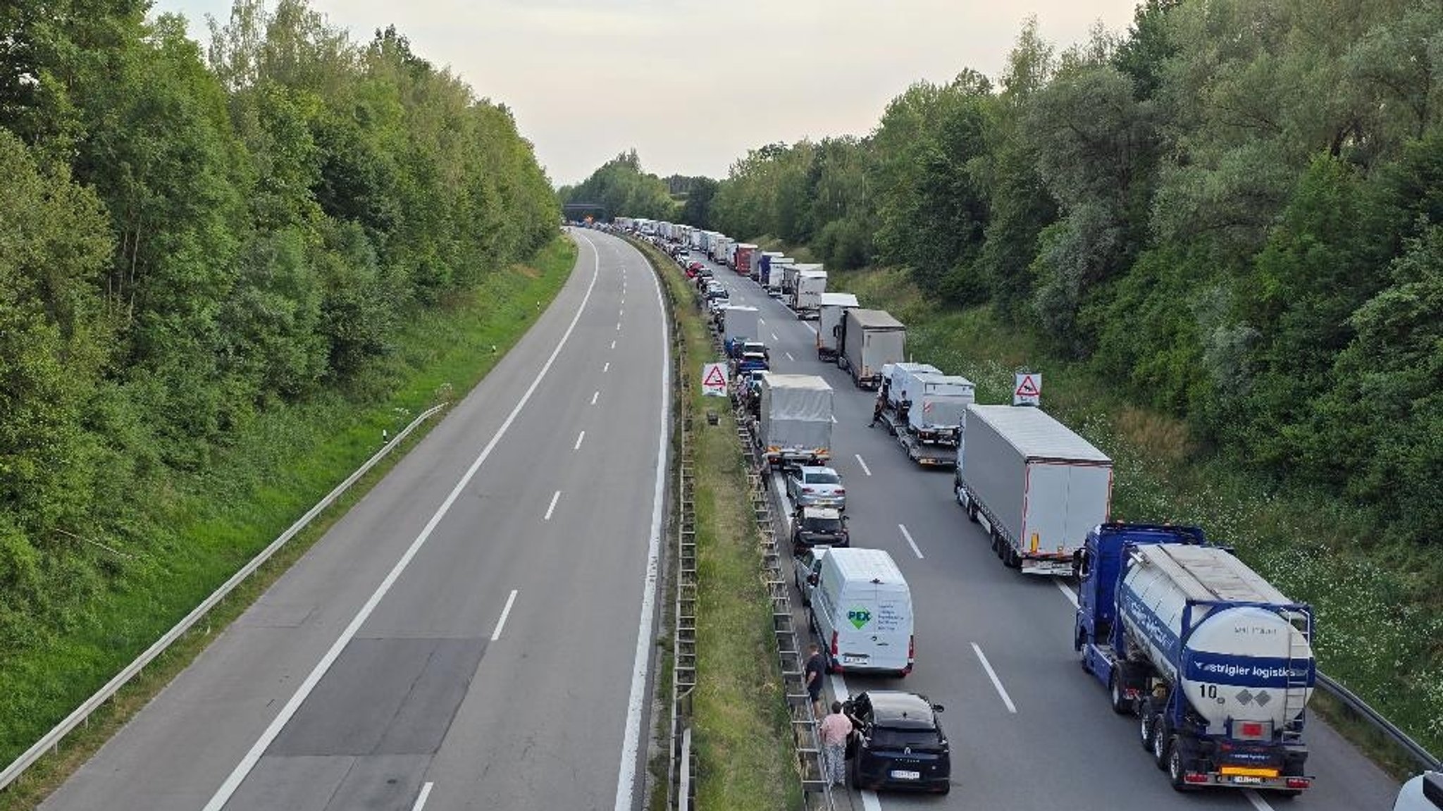 Mädchen bei Unfall auf A3 gestorben – Fahndung nach Sportwagen