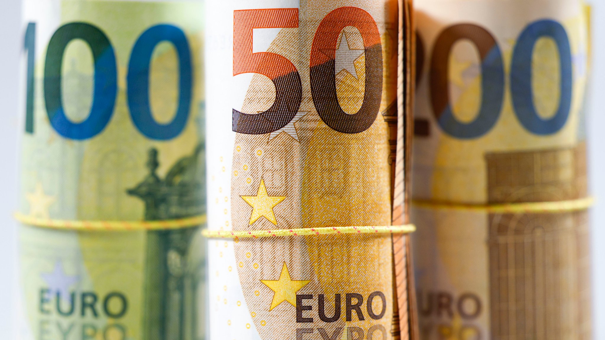 Euroschein-Rollen - Die Finanzaufsicht BaFin schreibt bei Bargeldeinzahlungen über 10.000 Euro einen Herkunftsnachweis vor. Ab 2027 hat die EU eine Obergrenze von 10.000 Euro bei Zahlungen mit Bargeld beschlossen. | Bild: picture alliance / Geisler-Fotopress | Robert Schmiegelt/Geisler-Fotopress Euroschein-Rollen - Die Finanzaufsicht BaFin schreibt bei Bargeldeinzahlungen über 10.000 Euro einen Herkunftsnachweis vor. Ab 2027 hat die EU eine Obergrenze von 10.000 Euro bei Zahlungen mit Bargeld beschlossen.