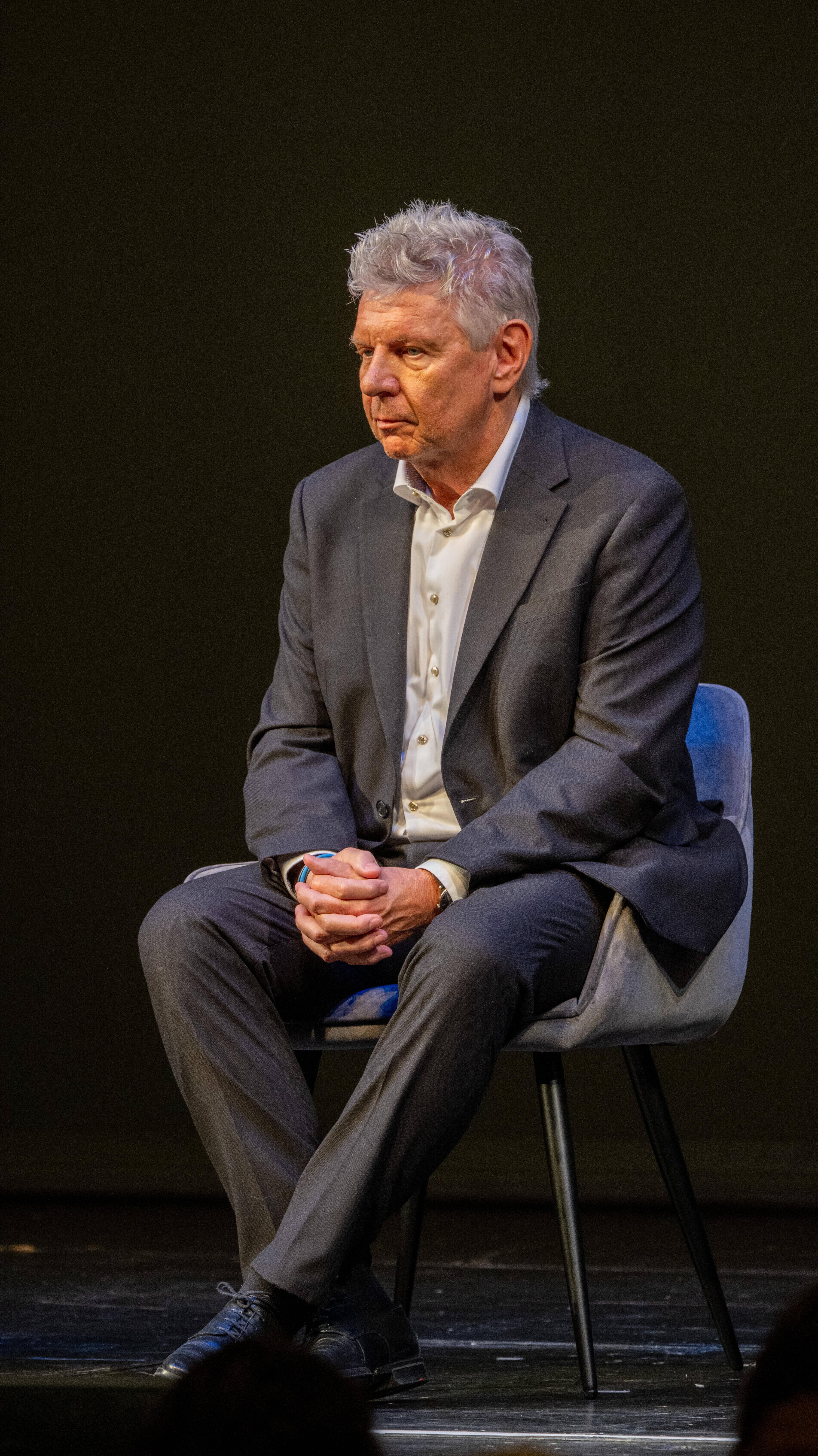 (Archivbild) Münchens Oberbürgermeister Dieter Reiter (SPD) im in Hemd und Anzug im Profil. Mit einem Zitat aus einem Kabarettstück hat sich Münchens OB kurz vor der Kommunalwahl weiteren Ärger eingehandelt.