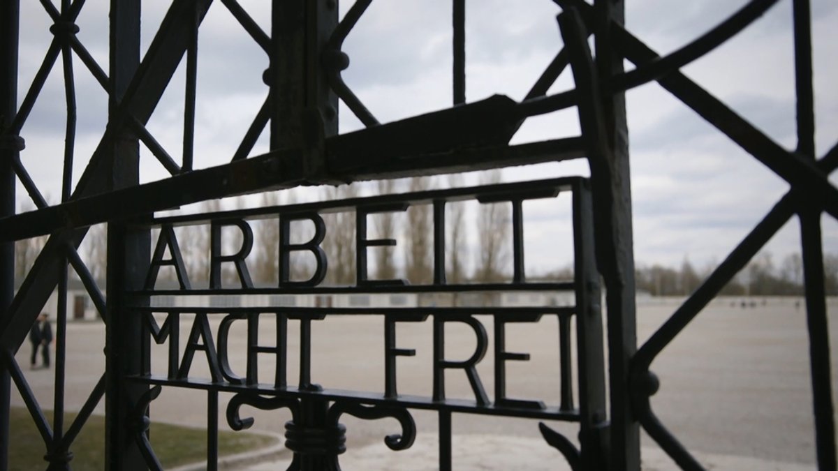 Eingang der KZ-Gedenkstätte Dachau. Zu lesen ist der Schriftzug "Arbeit macht frei".