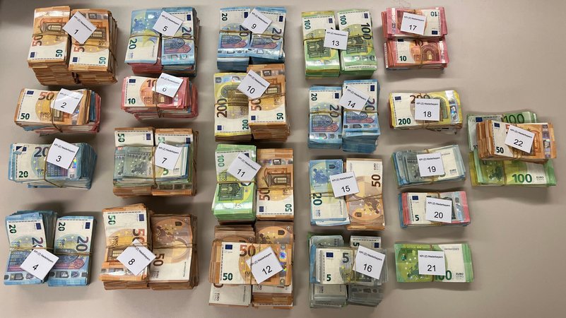 Eine halbe Million Euro hatte ein Autofahrer auf der A3 bei sich | Bild: Polizeipräsidium Niederbayern Eine halbe Million Euro hatte ein Autofahrer auf der A3 bei sich