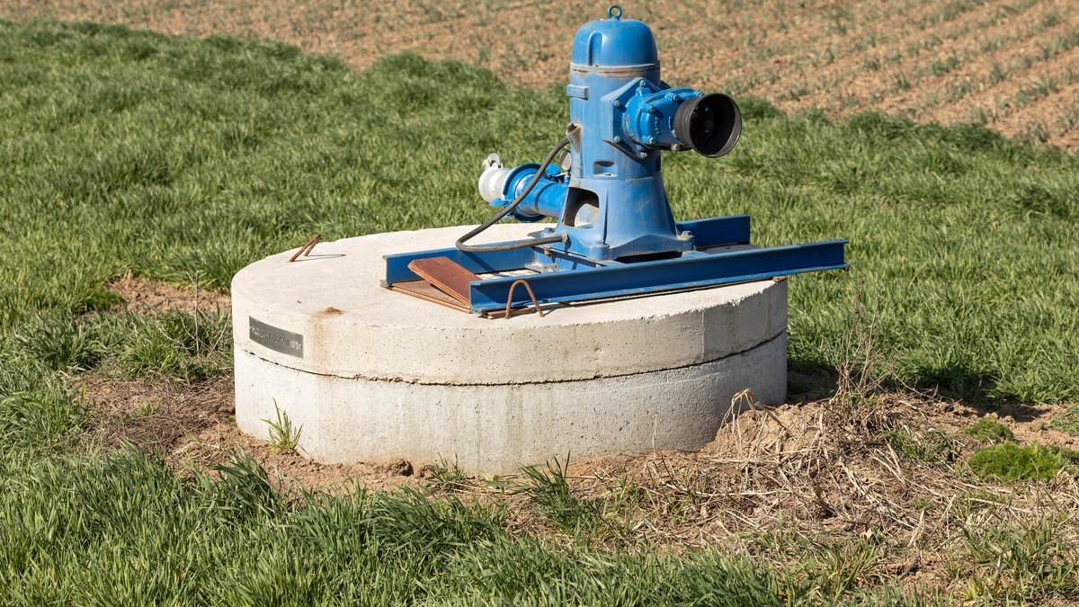 Landwirtschaftlicher Brunnen mit Pumpe (Symbolbild)