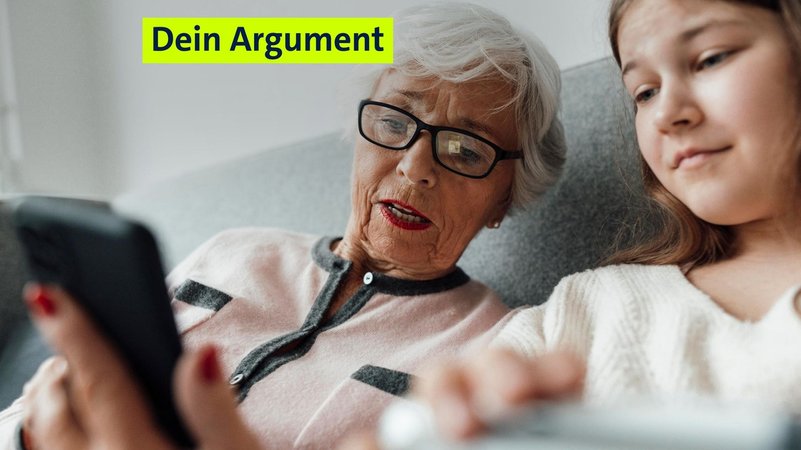 Eine Frau sitzt mit einem Mädchen auf der Couch. Sie sehen beide auf das Handy der Frau. (Symbolbild) | Bild: picture alliance / Westend61 | Joseffson Eine Frau sitzt mit einem Mädchen auf der Couch. Sie sehen beide auf das Handy der Frau. (Symbolbild)