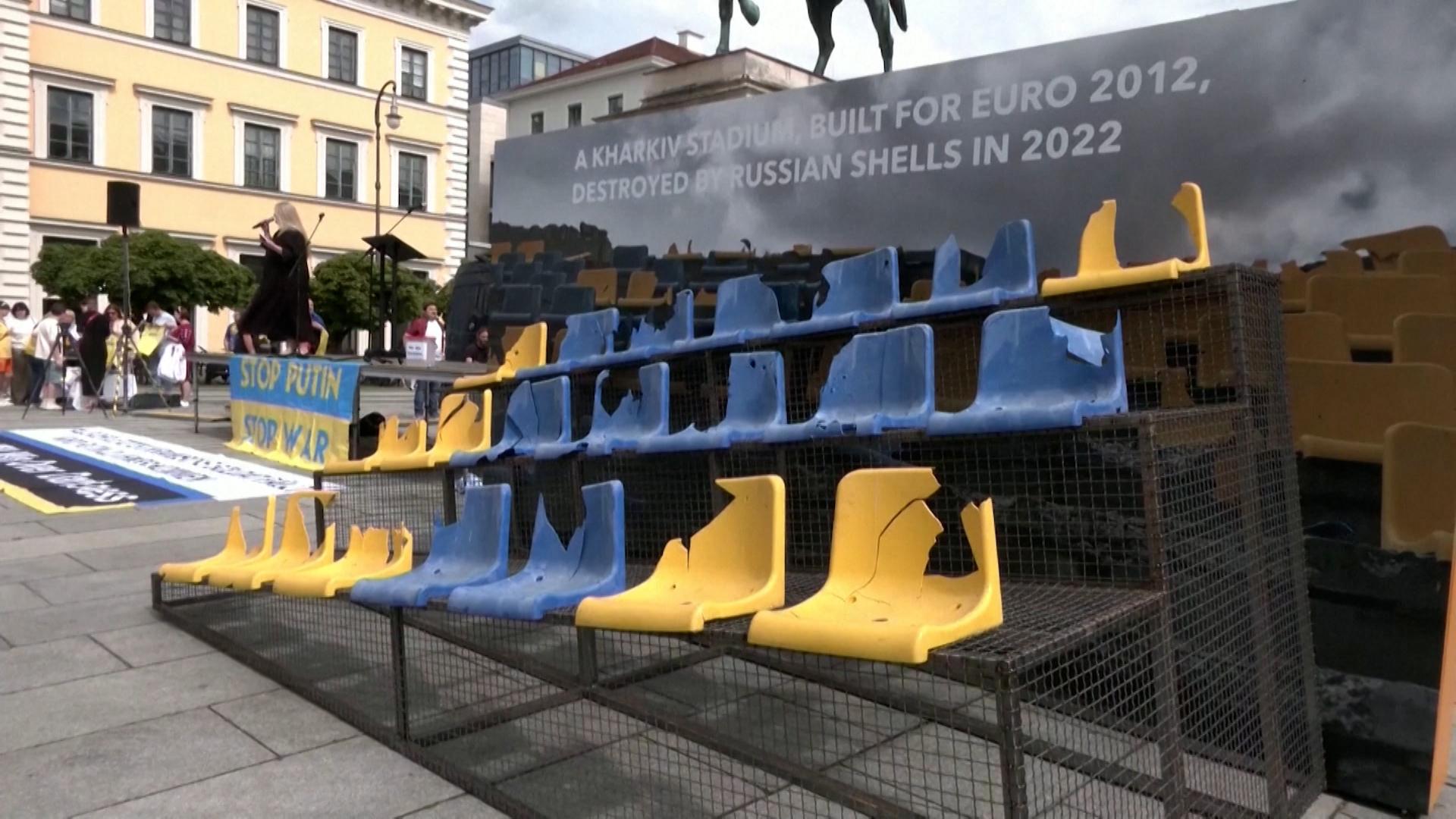 Trümmerteile aus einem Stadion in Charkiw - mitten in München. Vor dem ersten EM-Spiel der Ukraine in München wurden die Sitze am Wittelsbacherplatz gezeigt.