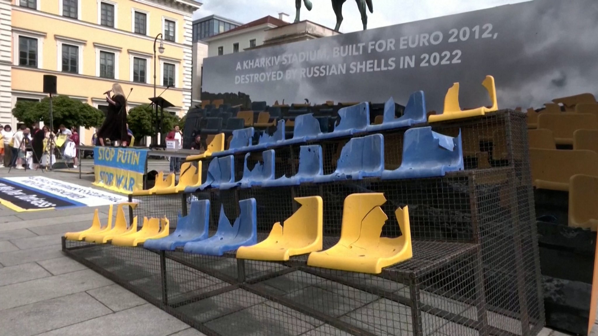 Trümmerteile aus einem Stadion in Charkiw - mitten in München. Vor dem ersten EM-Spiel der Ukraine in München wurden die Sitze am Wittelsbacherplatz gezeigt.