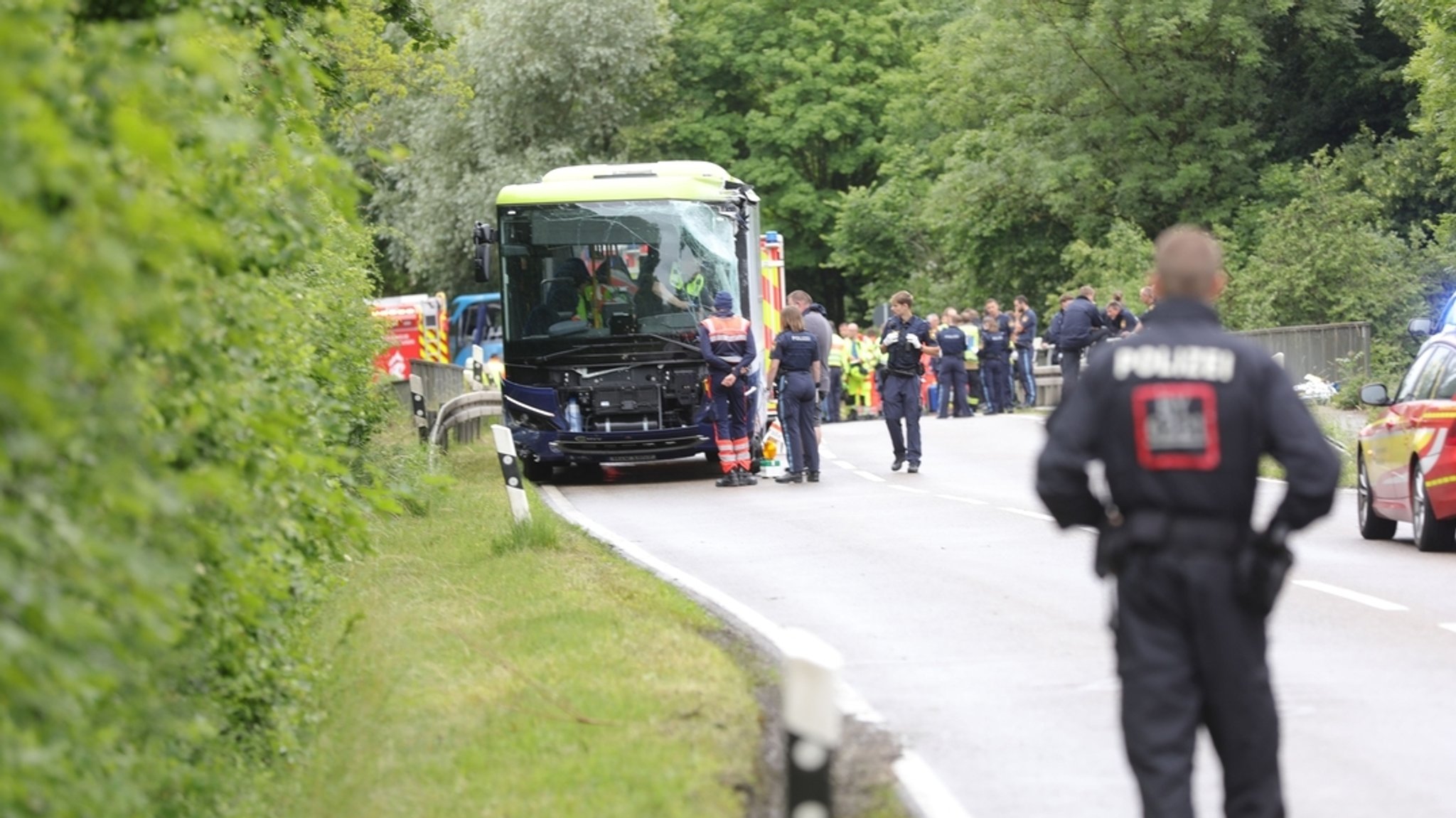 Bus-Unfall in Oberbayern: Ein Kind tot, drei Schwerverletzte