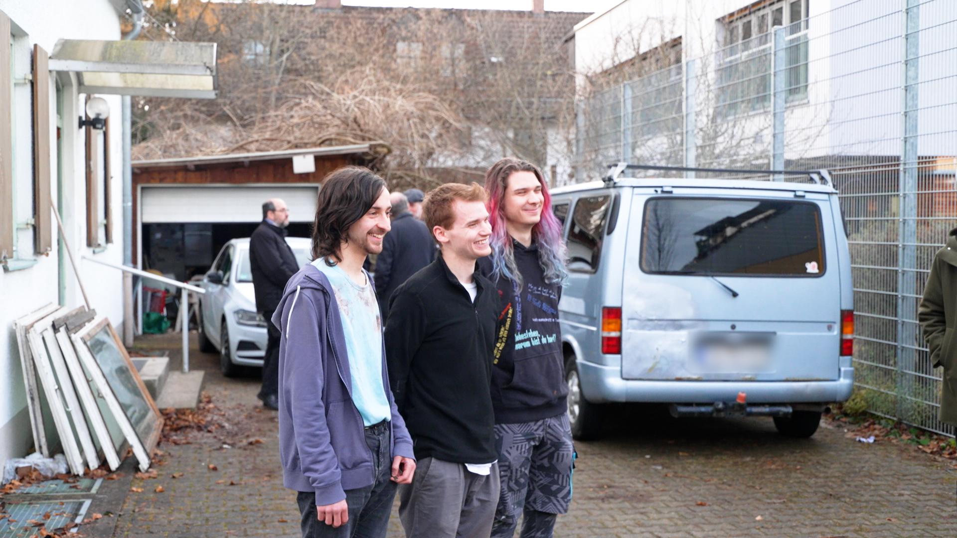 WG-Zwischenbewohner vor ihrem Haus.