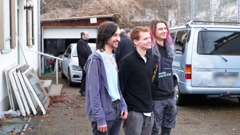 WG-Zwischenbewohner vor ihrem Haus. | Bild: BR / Moritz Steinbacher WG-Zwischenbewohner vor ihrem Haus.