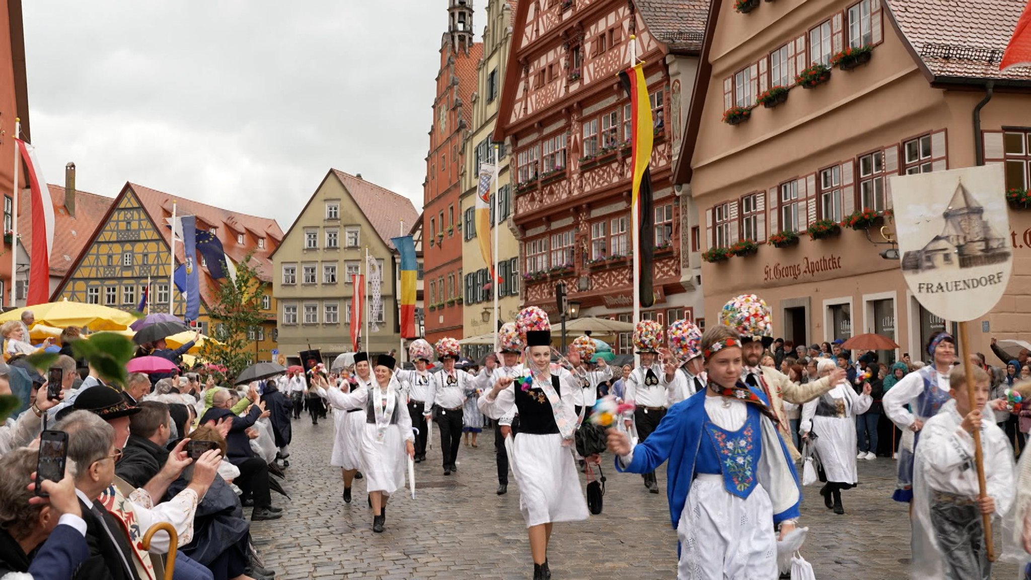 Trachtenumzug der Siebenbürger Sachsen in Dinkelsbühl.