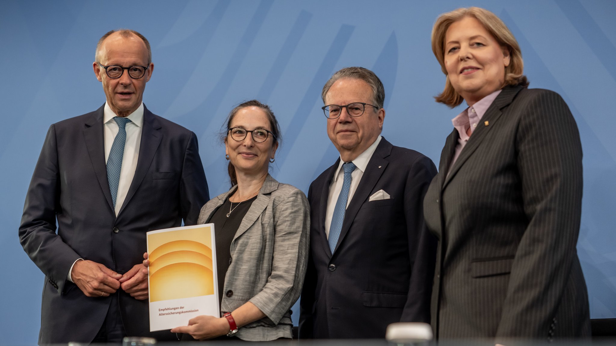 Bundeskanzler Friedrich Merz (l, CDU) und Bärbel Bas (r, SPD), Bundesministerin für Arbeit und Soziales und SPD-Parteivorsitzende nehmen an der Pressekonferenz zur Rente nach der Übergabe des Berichts der Altersicherungskommission zur Rentenreform mit den Kommissionsvorsitzenden Constanze Janda und Frank-Jürgen Weise teil. | Bild: picture alliance/dpa | Michael Kappeler Bundeskanzler Friedrich Merz (l, CDU) und Bärbel Bas (r, SPD), Bundesministerin für Arbeit und Soziales und SPD-Parteivorsitzende nehmen an der Pressekonferenz zur Rente nach der Übergabe des Berichts der Altersicherungskommission zur Rentenreform mit den Kommissionsvorsitzenden Constanze Janda und Frank-Jürgen Weise teil.