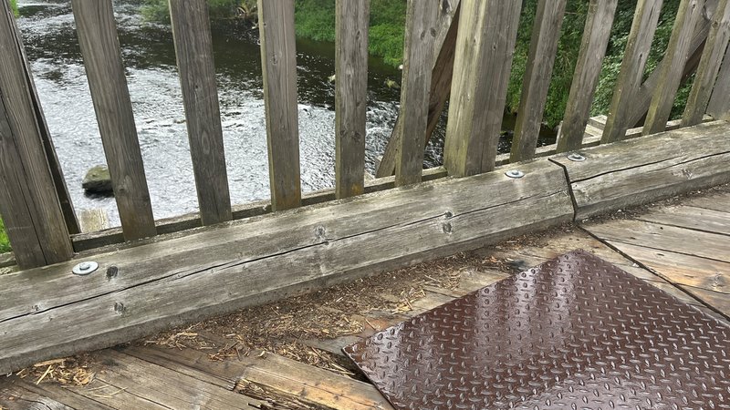 Über den Holzbohlen einer maroden Brücke liegt eine Metallplatte | Bild: BR/Annerose Zuber Über den Holzbohlen einer maroden Brücke liegt eine Metallplatte