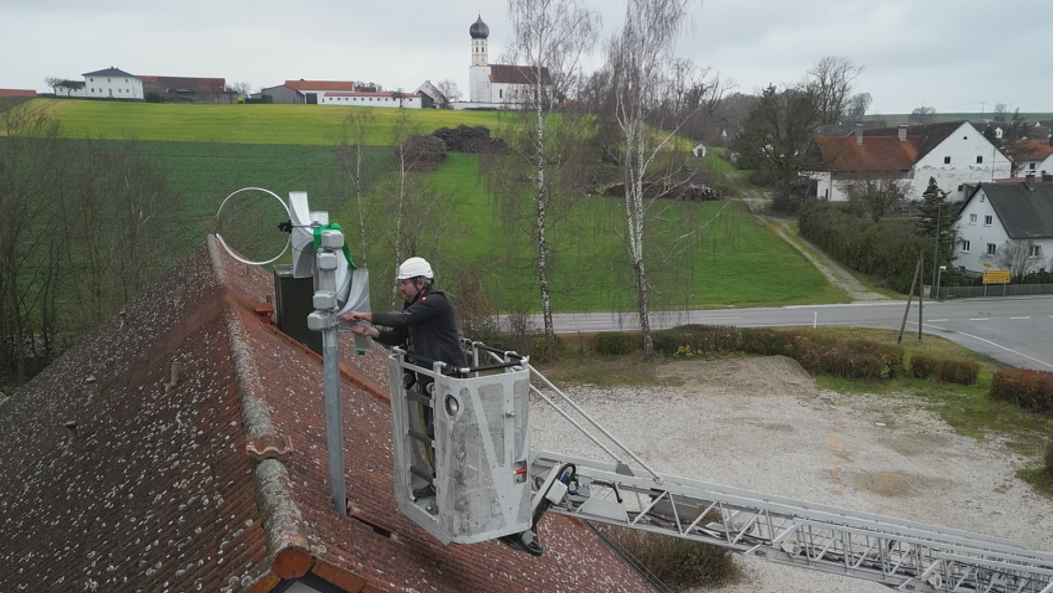 Eine Sirene wird im Landkreis Freising auf einem Dach angebracht.