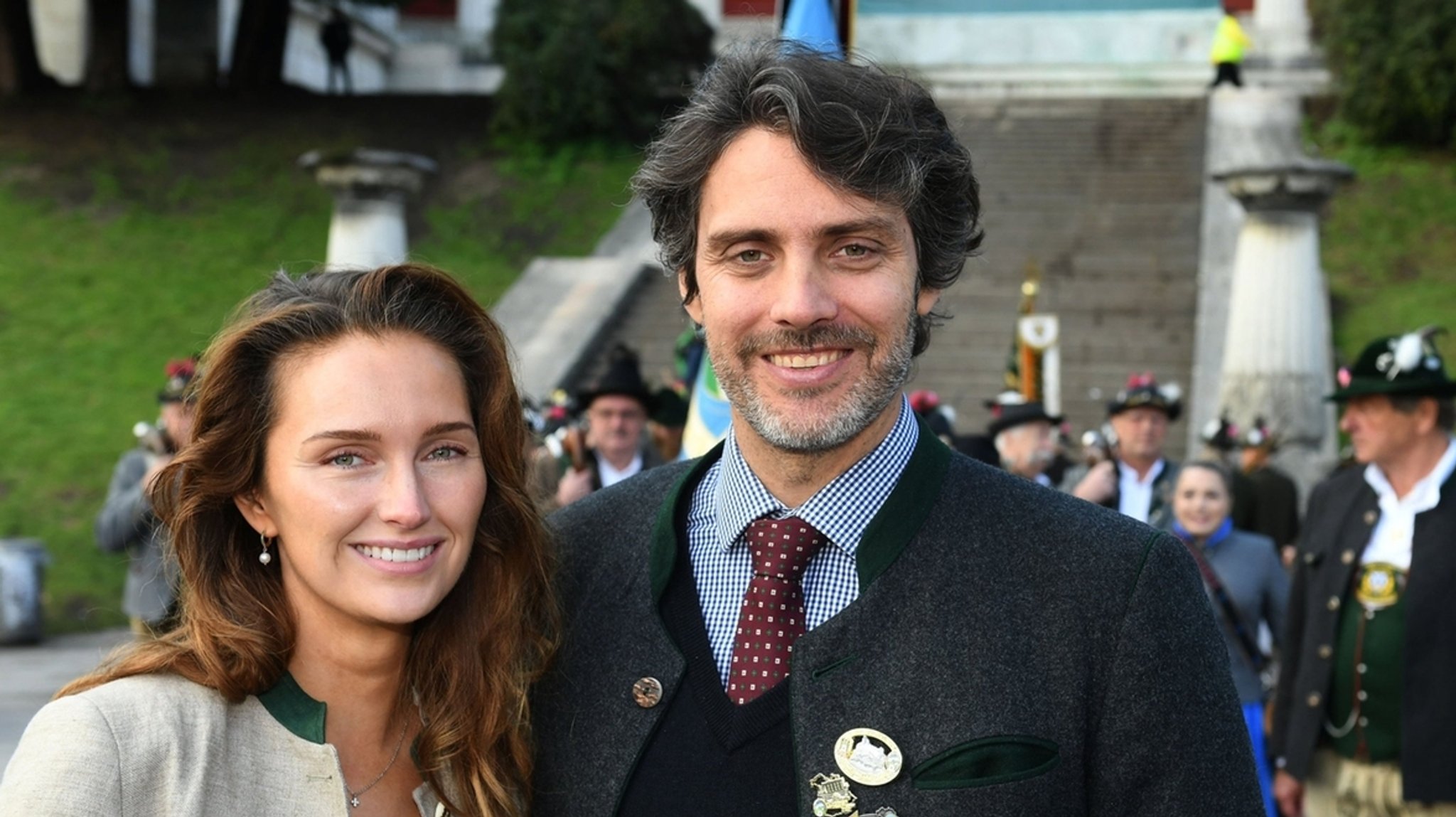 Ludwig Prinz von Bayern und seine Verlobte Sophie Evekink zeigen sich vor den Stufen der Bavaria beim traditionellen Böllerschießen. Am 20. Mai 2023 werden die beiden heiraten. Nach der Trauung in der Theatinerkirche in München ist ein Empfang auf Schloss Nymphenburg geplant.