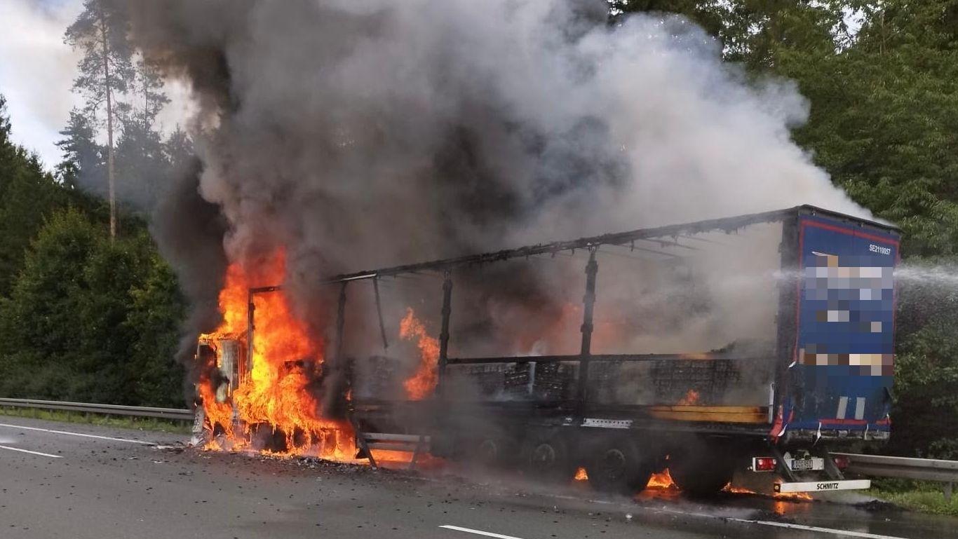 Wegen eines brennenden Lastwagens ist die A9 in Oberfranken in beide Richtungen gesperrt. Der Lkw war während der Fahrt in Brand geraten, teilte die Polizei mit. Da er auch Batterien geladen haben soll, könnten die Löscharbeiten einige Zeit dauern.