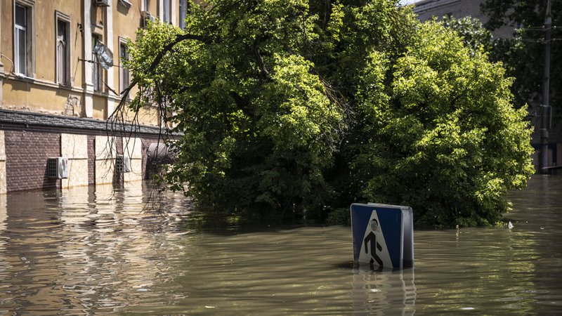 Ein Verkehrsschild steht zum Teil im Hochwasser, nachdem in der Ukraine ein Staudamm gesprengt worden war