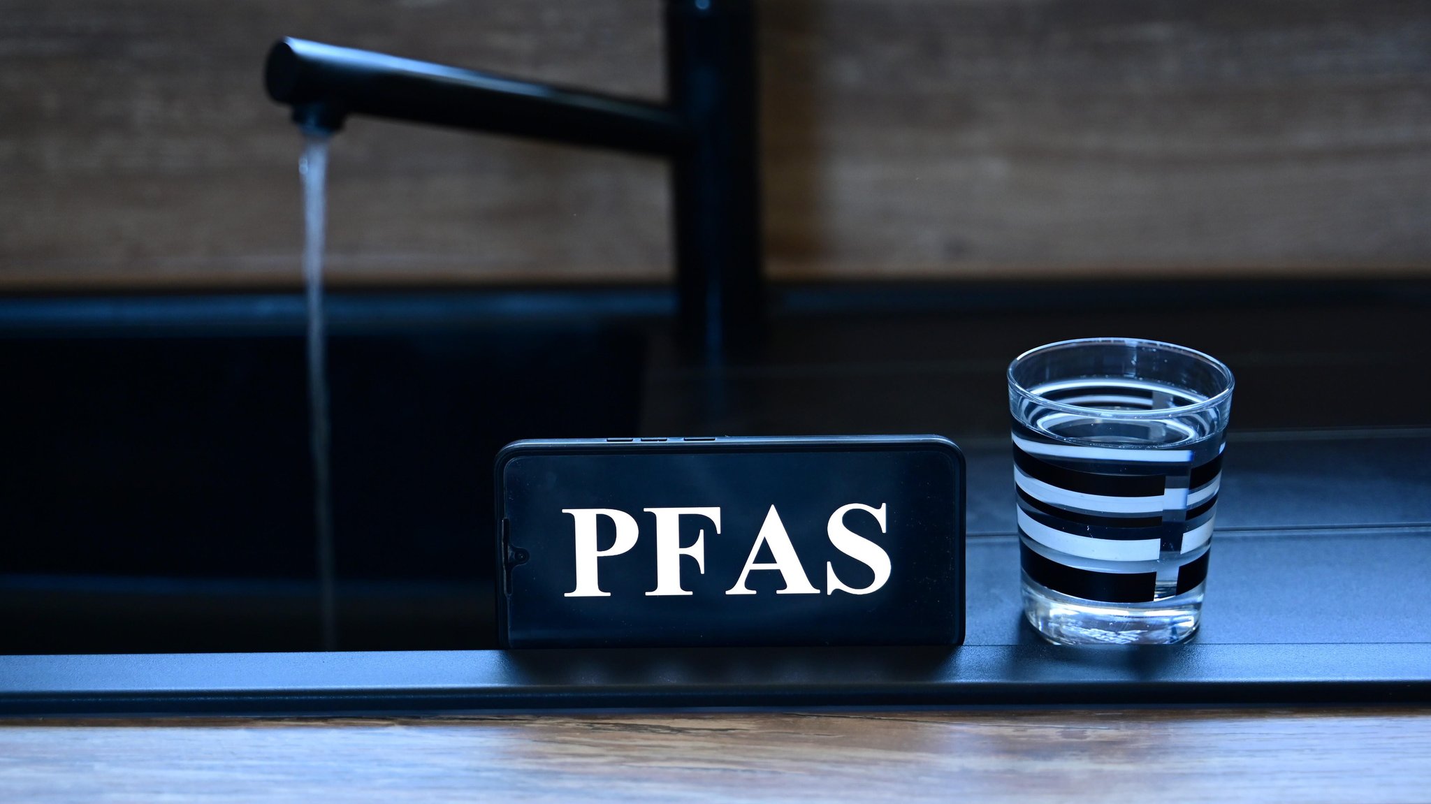 Symbolbild: PFAS - Gefahr (nicht nur) fürs Trinkwasser | Bild: picture alliance / Hans Lucas | Romain Doucelin Symbolbild: PFAS - Gefahr (nicht nur) fürs Trinkwasser