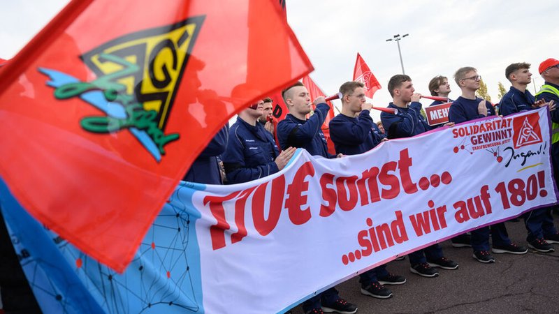 Warnstreiks in der Metall- und Elektroindustrie | Bild: dpa-Bildfunk/Hendrik Schmidt Warnstreiks in der Metall- und Elektroindustrie
