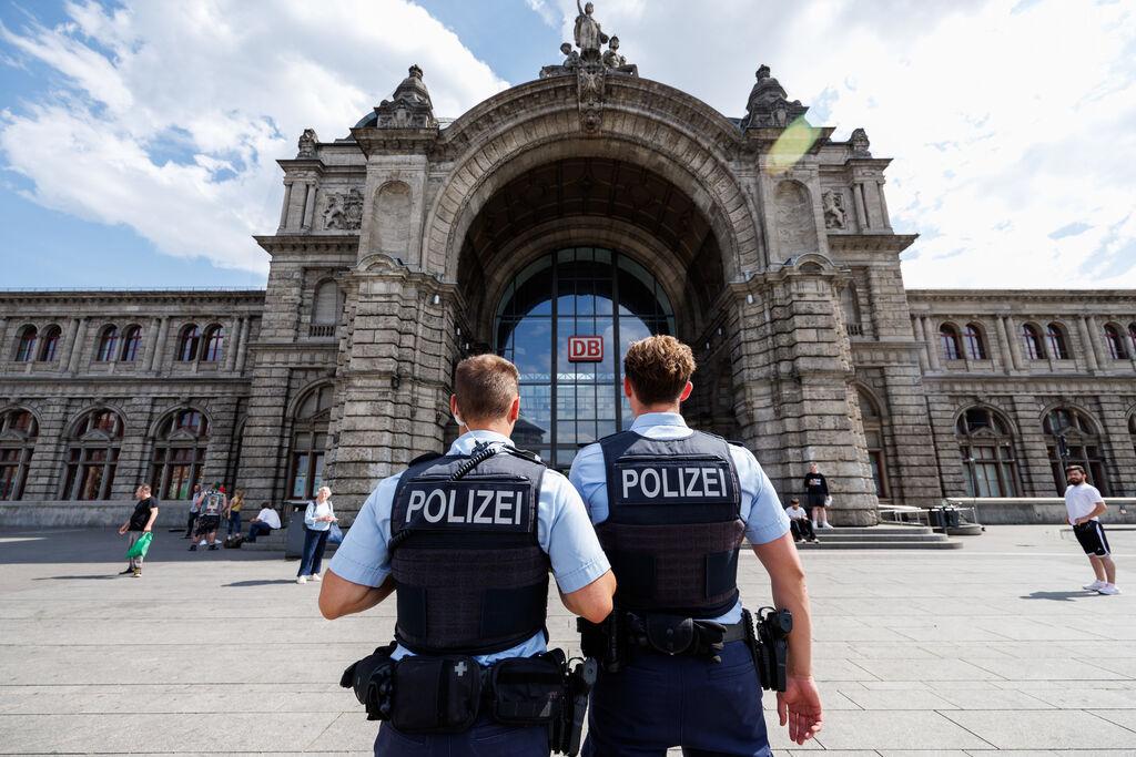 Zwei Polizisten stehen vor dem Nürnberger Hauptbahnhof. Hier und an drei weiteren bayerischen Bahnhöfen wurde eine Waffenverbot erlassen.