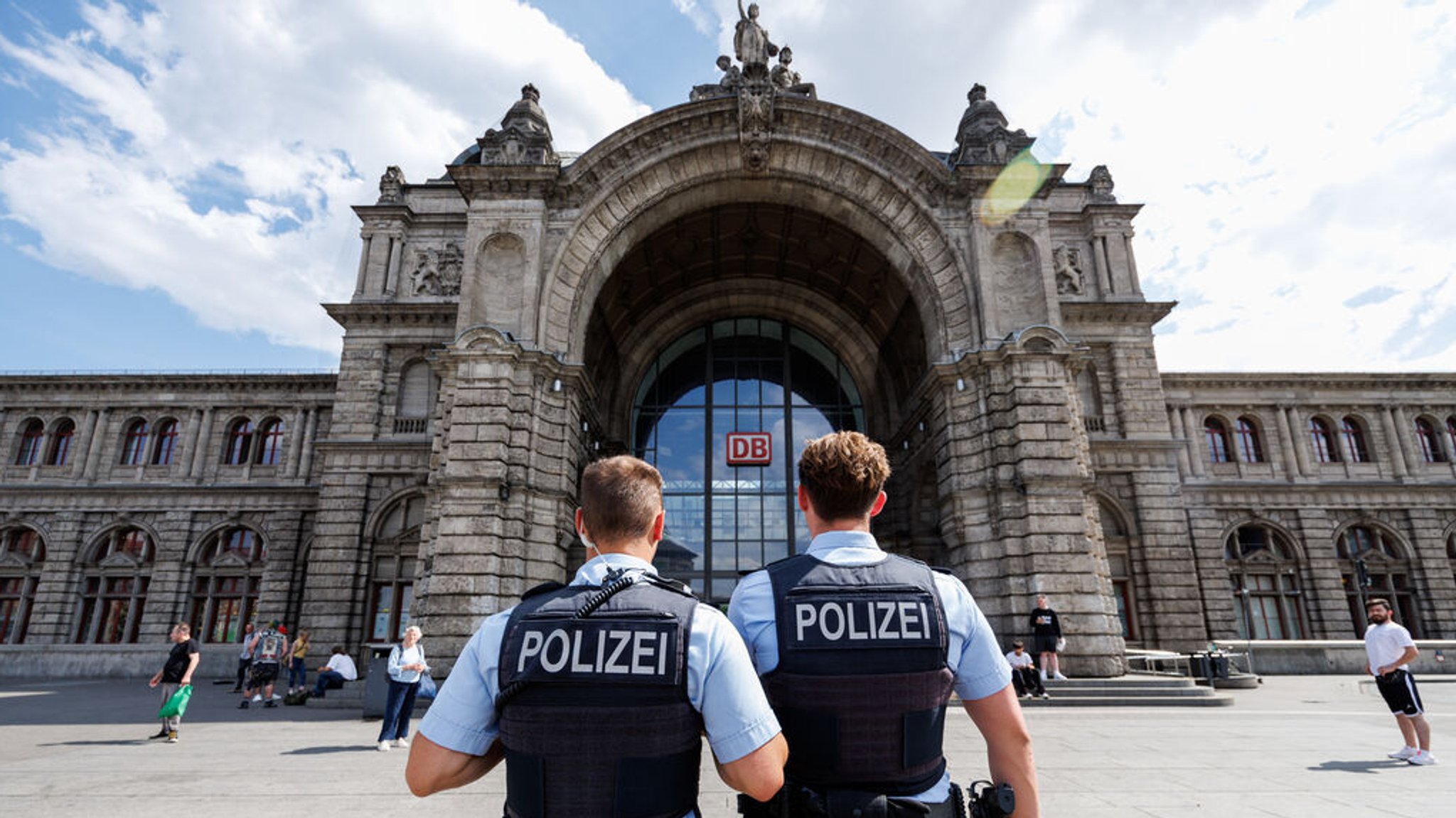 Zwei Polizisten stehen vor dem Nürnberger Hauptbahnhof. Hier und an drei weiteren bayerischen Bahnhöfen wurde eine Waffenverbot erlassen.