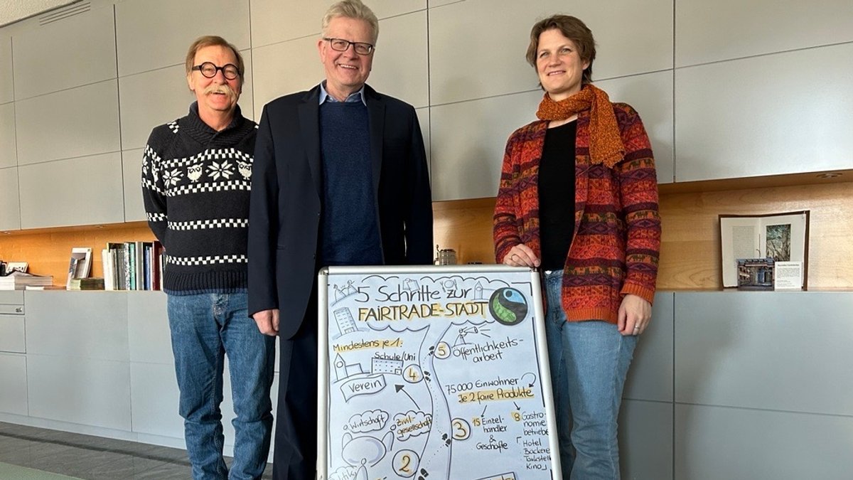 Sie wollen das Fairtrade-Siegel für Bayreuth: Klaus Wührl-Struller (Grüne), OB Thomas Ebersberger (CSU) und Klimaschutzmanagerin Gesa Thomas. (v.l.)