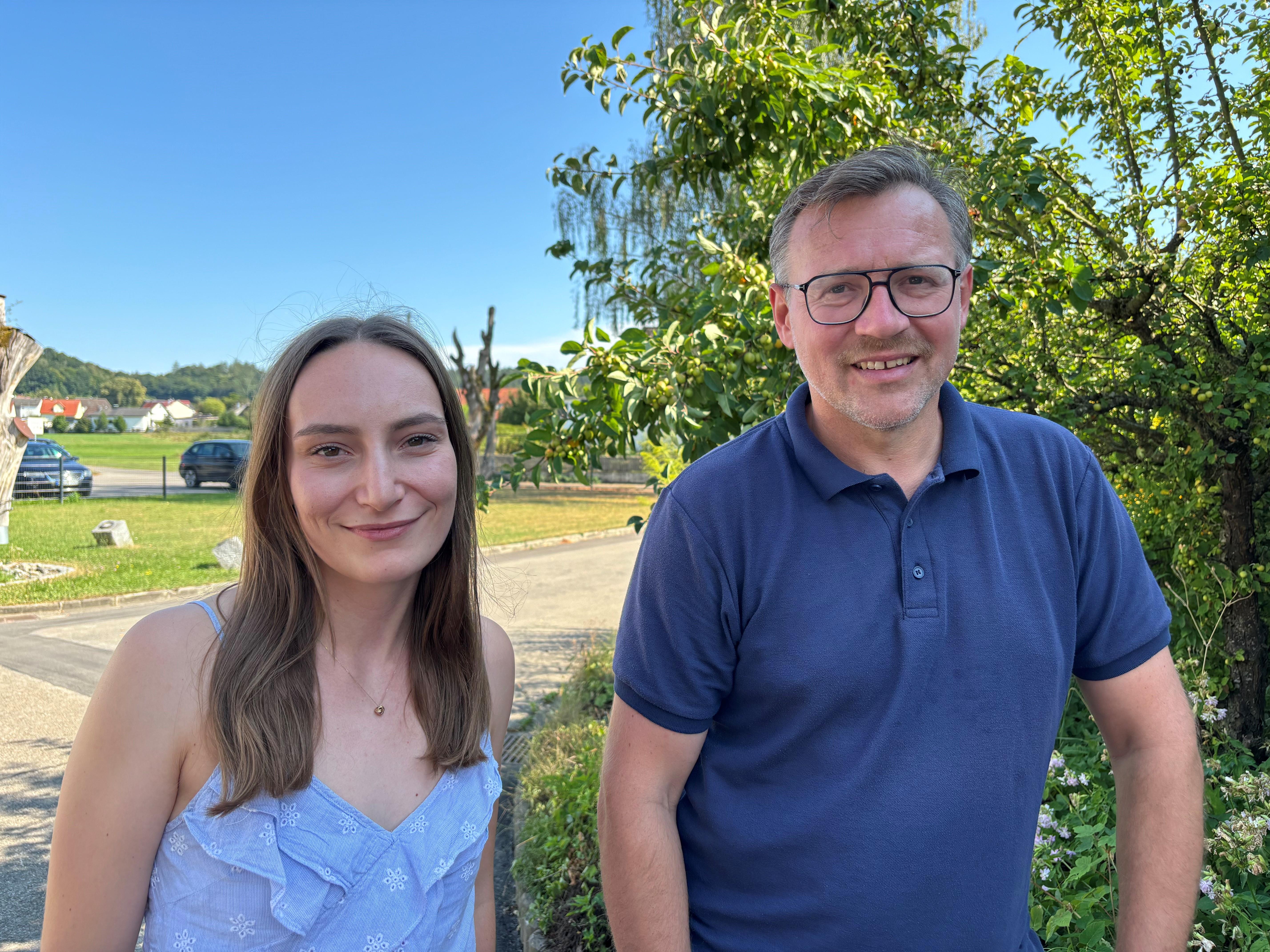 Unternehmerin Sarah Nuffer und ihr Nachbar Hubert Hegele aus Wörleschwang fühlen sich nach dem Hochwasser im Stich gelassen.