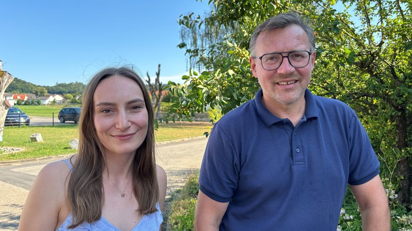 Unternehmerin Sarah Nuffer und ihr Nachbar Hubert Hegele aus Wörleschwang fühlen sich nach dem Hochwasser im Stich gelassen. | Bild: BR/ Barbara Leinfelder Unternehmerin Sarah Nuffer und ihr Nachbar Hubert Hegele aus Wörleschwang fühlen sich nach dem Hochwasser im Stich gelassen.