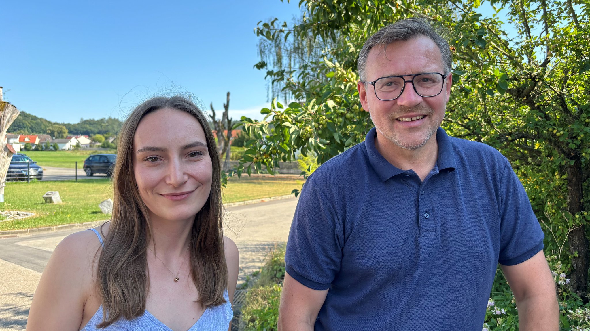 Unternehmerin Sarah Nuffer und ihr Nachbar Hubert Hegele aus Wörleschwang fühlen sich nach dem Hochwasser im Stich gelassen.