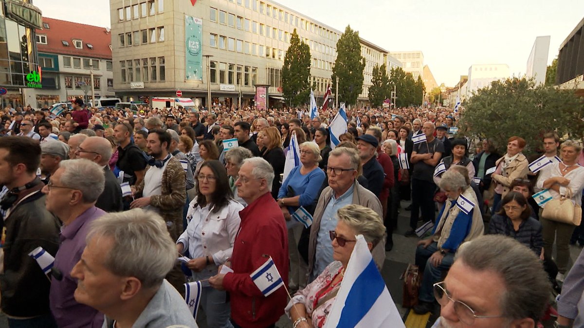 Flagge für Israel zeigen Menschen weltweit, so wie heute Abend bei einer großen Kundgebung in Nürnberg. Dort verurteilte Ministerpräsident Söder als Haupt-Redner die Barbarei der Hamas und erneuerte sein Schutz-Versprechen für jüdisches Leben in Bayern.